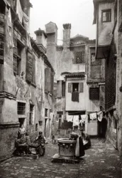 Une cour entourée de bâtiments à Venise, vers 1880