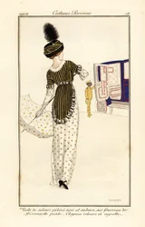 Femme en gilet de velours pekine sur une robe fourreau imprimée