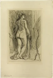 Femme debout avec une fourrure