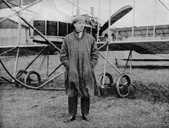Course aérienne Londres-Manchester : M. Jack Alcock et son biplan Maurice Farman, 1914