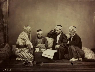 Un groupe de Syriens assis autour d