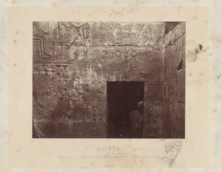 Homme dans une porte du temple de Ramsès III en Égypte