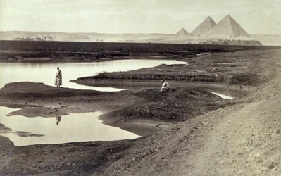 Les pyramides de Gizeh, v. 1880