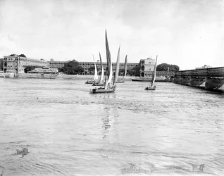 Vue des casernes surplombant le Nil près du pont Kasr, au Caire, en Égypte