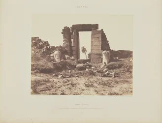 Karnak (Thèbes). Premier Pylône - Ruines de la Porte et des Colosses, vues du Point E