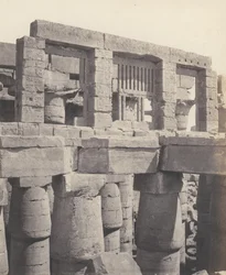 Karnak Thèbes, Palais - Salle Hypostyle - Fenêtre et Chapiteaux