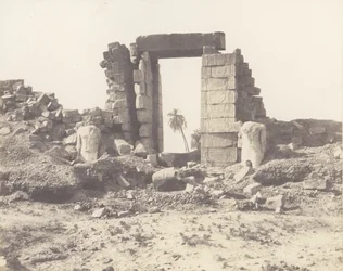 Karnak Thèbes, Premier Pylône - Ruines de la Porte et des Colosses