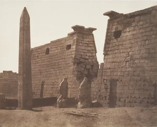 Louksor Thèbes, Construction Antérieure - Pylône Colosses et Obélisque