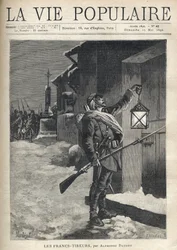 Un soldat, portant tout son barda, un fusil à baïonnette et agitant une lanterne devant la porte fermée d
