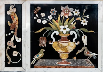 Le maître-autel, équipé de deux tables, surmonté d