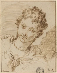Jeune femme élégante avec un collier de perles