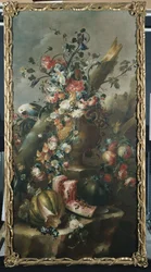 Fleurs dans une urne sculptée, avec melons et perroquet