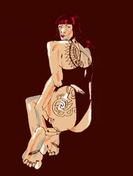 Une femme tatouée qui regarde en arrière