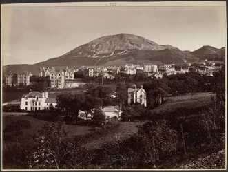 [Ville au pied de la montagne]