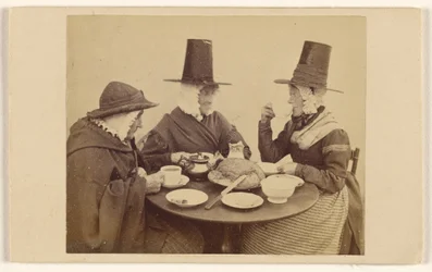 [Trois dames galloises assises à une table prenant le thé]