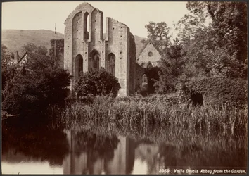 Abbaye de Valle Crucis vue du jardin