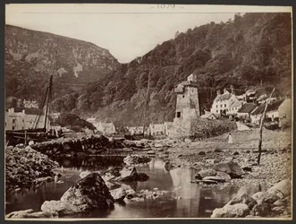 [Village près de la rivière]
