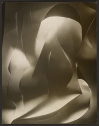 [Abstraction du papier découpé]