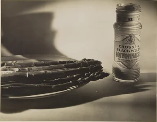 [Nature morte aux asperges et pot de mayonnaise].