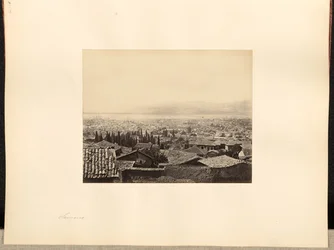 [Vue de la ville de loin]