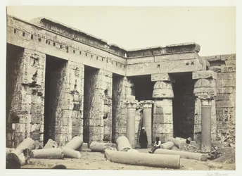 Cour intérieure de Medinet Habbo, Thèbes, 1857