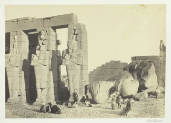 Piliers Osiride et grand colosse tombé, au Memnonium, Thèbes, 1857