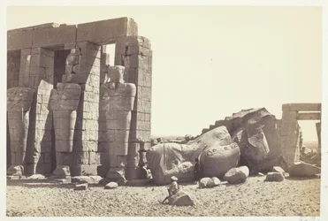 Piliers Osiride et grand colosse tombé, vers 1857, imprimé en 1862