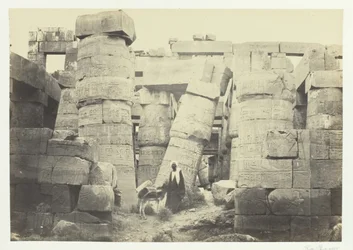 Colonnes dans la Grande Salle, Karnak, 1857