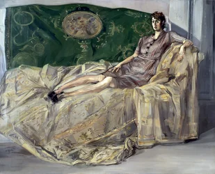 Femme sur le canapé