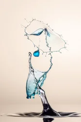 Collision de liquide bleu