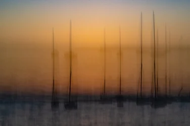 Voiliers au coucher de soleil, image floue