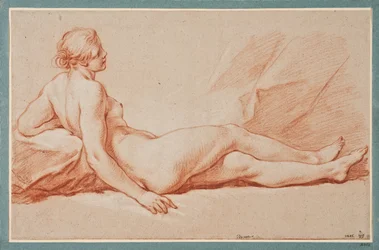 Modèle féminin à demi-allongée