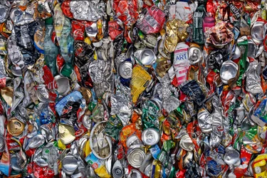 Canettes écrasées aux couleurs vives
