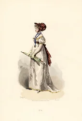 Femme en robe blanche avec garniture couleur paille et ceinture grenat