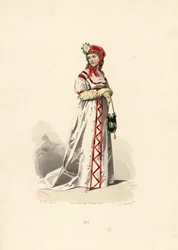 Femme en robe blanche avec motif en velours