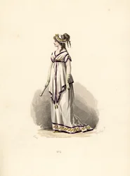 Femme en robe tunique blanche bordée de velours lilas
