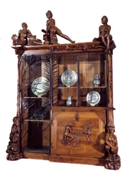 Mobilier : bibliothèque en noyer et fer forgé réalisée par François Hubert Carabin (1862-1932) 1890. Musée d