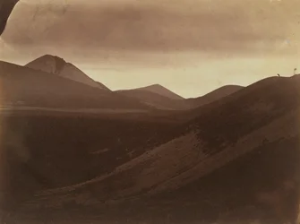 Paysage sombre avec collines