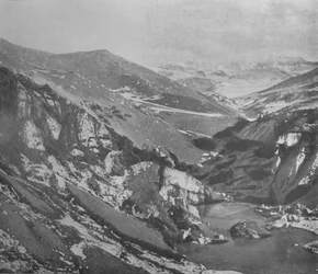 Un ravin escarpé creusé par la rivière Alph à travers le glacier Koettlitz, vers 1911, 1913