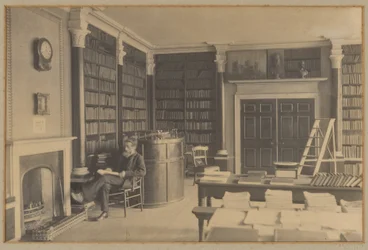 [Homme lisant dans une bibliothèque]