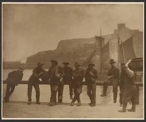 [Pêcheurs de Whitby sur la clôture de la jetée]