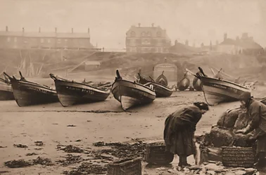 Femmes chargeant du poisson dans des paniers depuis les bateaux de pêche, port de Whitby