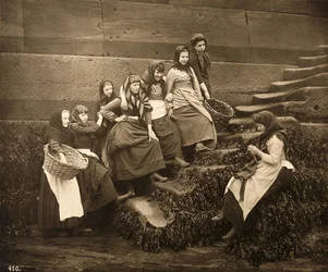 Femmes attendant la pêche du jour, port de Whitby, North Yorkshire, c.1899