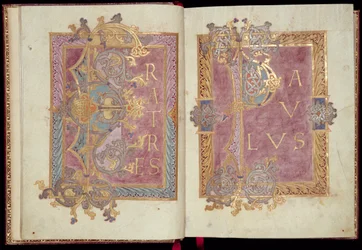 Pages initiales encadrées de feuilles d