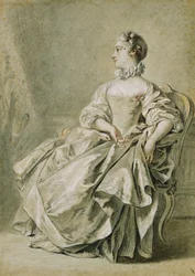 Une jeune femme assise de profil à gauche