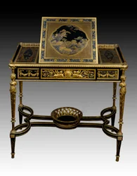 Table à écrire en bois laqué par François Remond (1747-1812) (orfèvre) et Adam Weisweiler (1744-1820) en bois et bronze du cabinet de la reine Marie-Antoinette à Saint-Cloud. 1784 Paris. Musée du Louvre