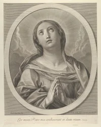 La Vierge en prière, regardant vers le haut avec des nuages derrière elle, dans un cadre ovale, d