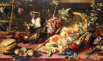 Un panier renversé de fruits sur une table drapée avec des singes