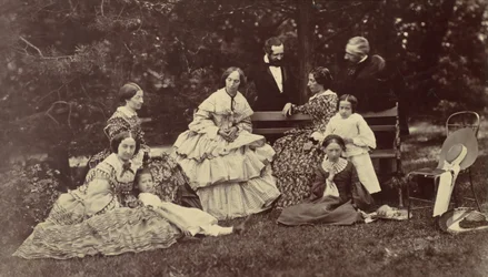 [Portrait de groupe de quatre femmes, deux hommes et trois enfants dans un jardin], années 1850-60
