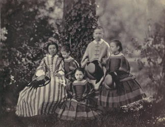 [Dame assise en robe rayée avec quatre petites filles], années 1850-60